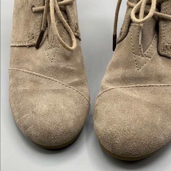 Toms Wedge Tie Front Suede Ankle Booties Tan sz 8 - Picture 2 of 7